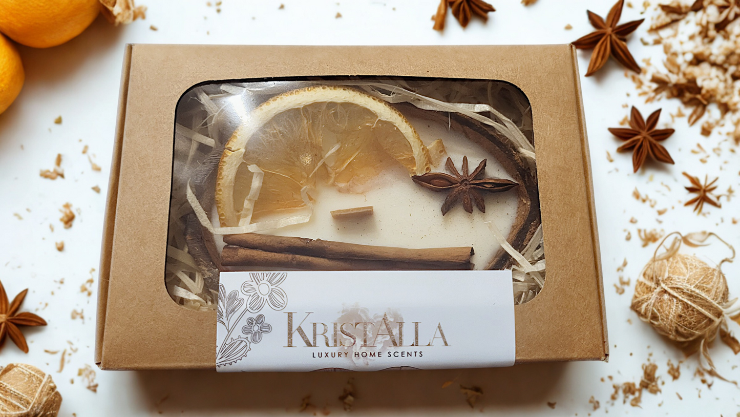 Duftkerze Coco Spice dekoriert mit Orange, Zimt und Sternanis in der liebevollen Verpackung