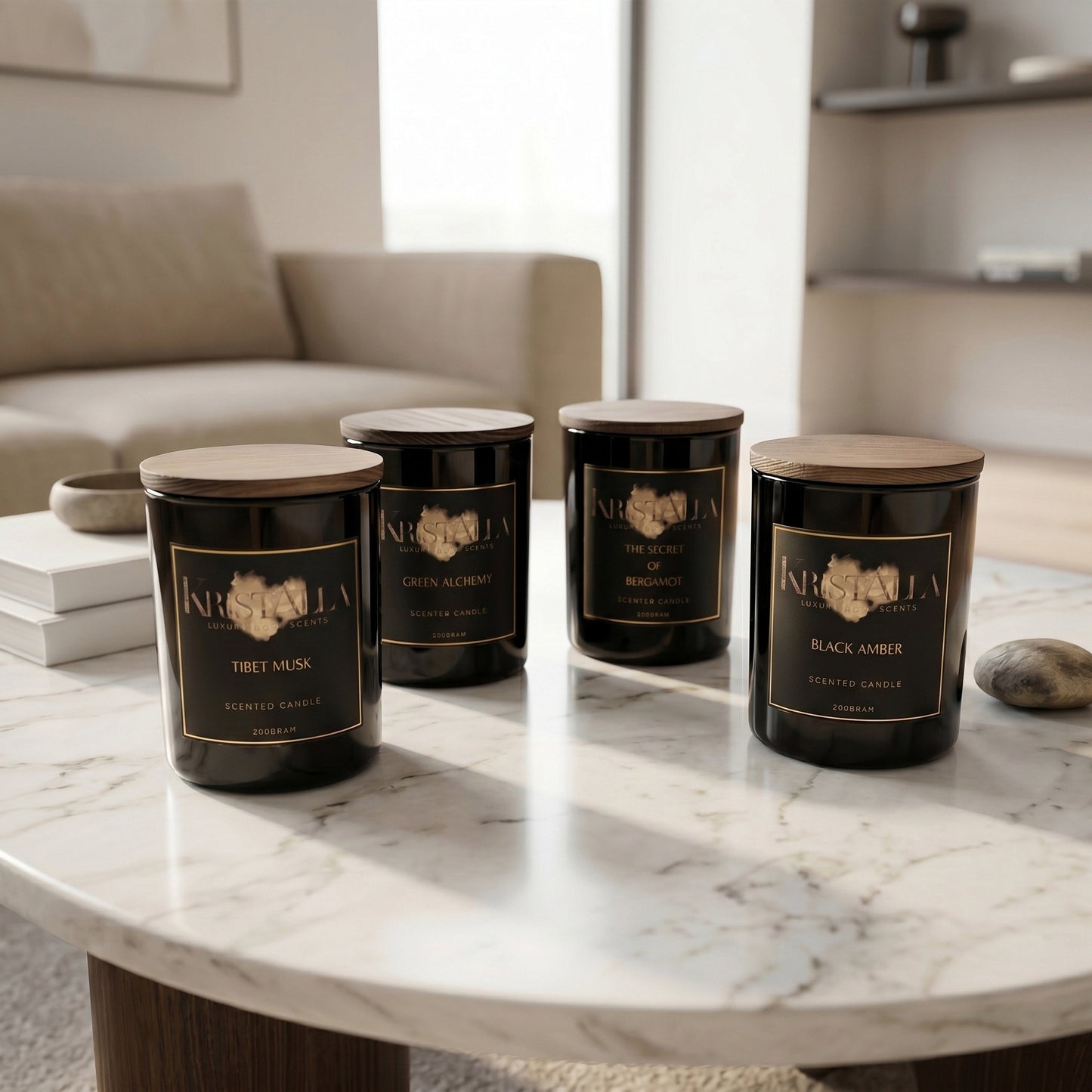 Mystery Kollektion von Kristalla Premium Duftkerzen auf weißem Marmortisch in elegantem Wohnzimmer