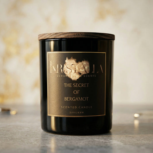 Nahaufnahme der Premium Duftkerze The Secret of Bergamot von Kristalla im schwarzen Glas mit Holzdeckel