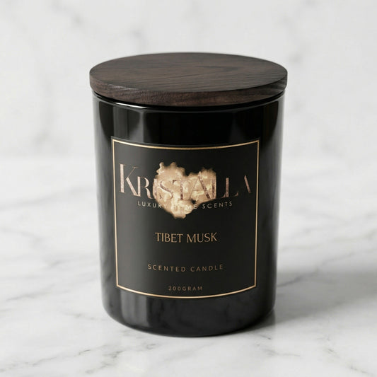 Nahaufnahme der Premium Duftkerze Tibet Musk von Kristalla im schwarzen Glas mit Holzdeckel