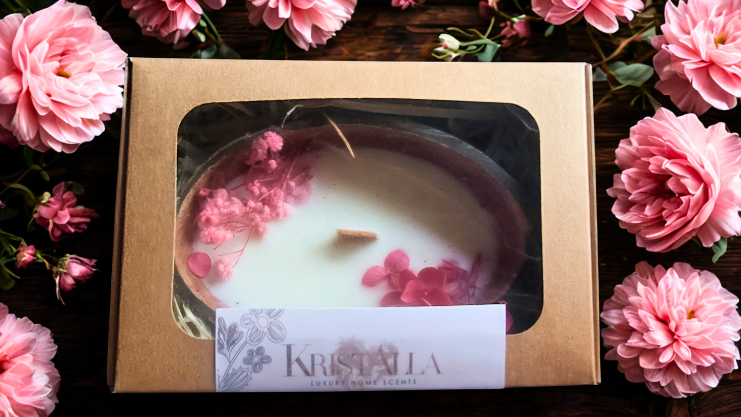 Coco Bloom - Duftkerze in einer natürlichen Kokosnussschale mit Blumendekoration