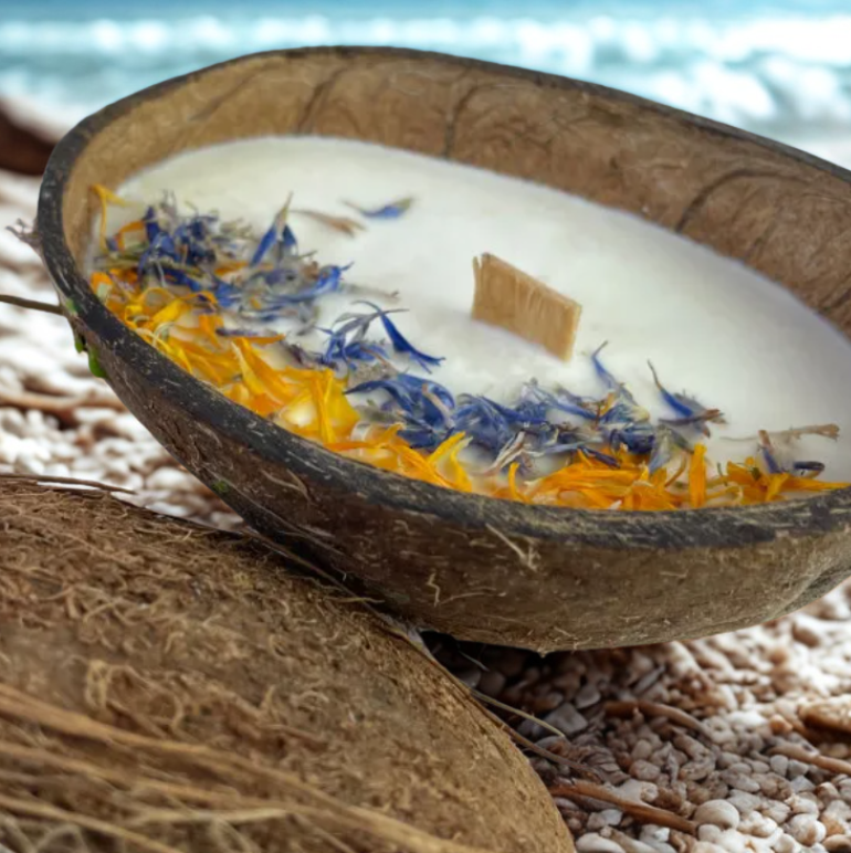 Duftkerze Coco Bloom in echter Kokosnussschale am Meer