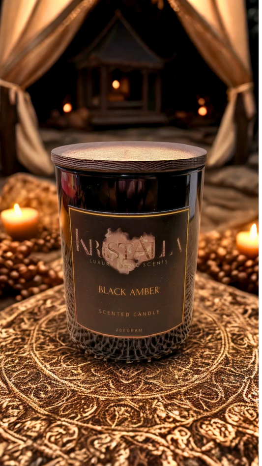 Nahaufnahme der Luxus Duftkerze Black Amber in orientalischer Atmosphäre