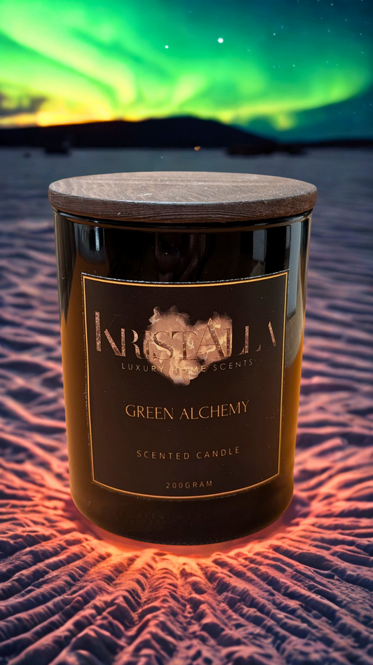 Nahaufnahme der Luxus Duftkerze "Green Alchemy" unter Polarlichtern