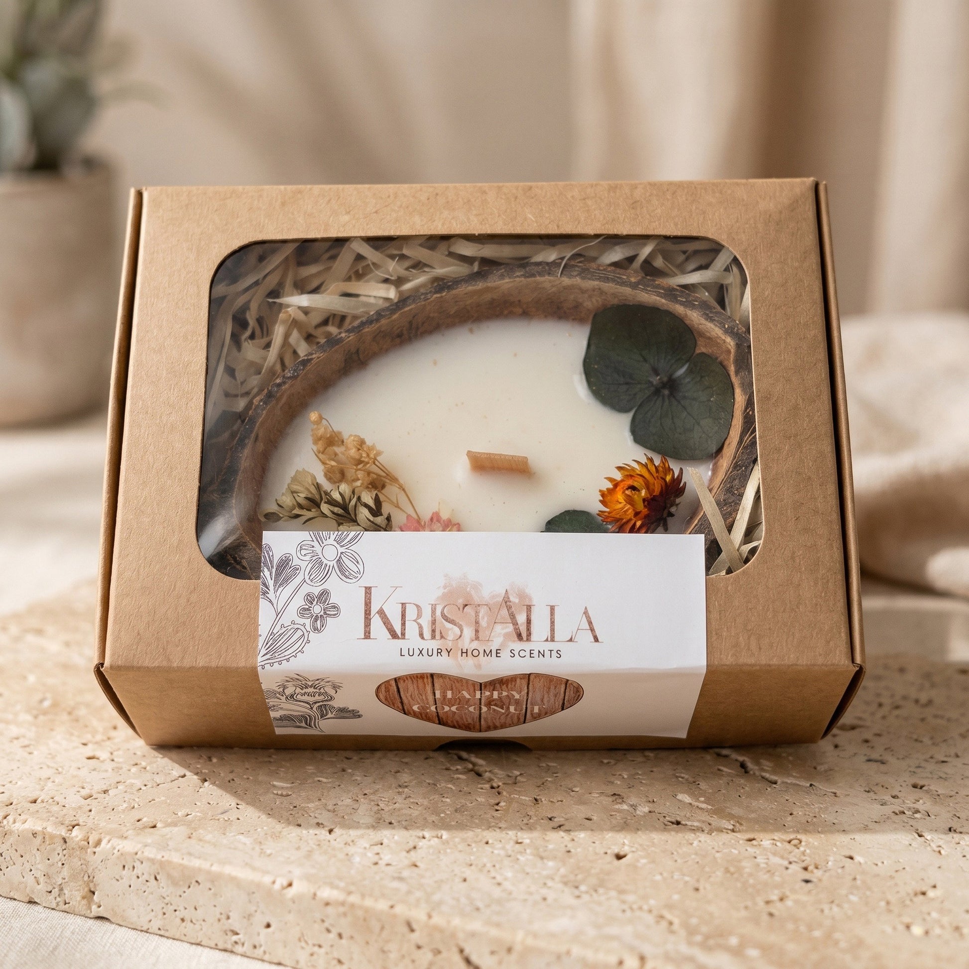 Handgefertigte Kokoskerze Coco Bloom von Kristalla in eleganter, geschlossener Verpackung