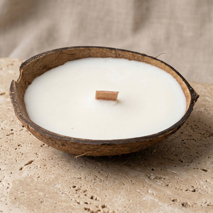 Nahaufnahme der handgefertigten Kokoskerze Coco Dream von Kristalla in natürlicher Kokosnussschale mit Holzdocht und Sojawachs