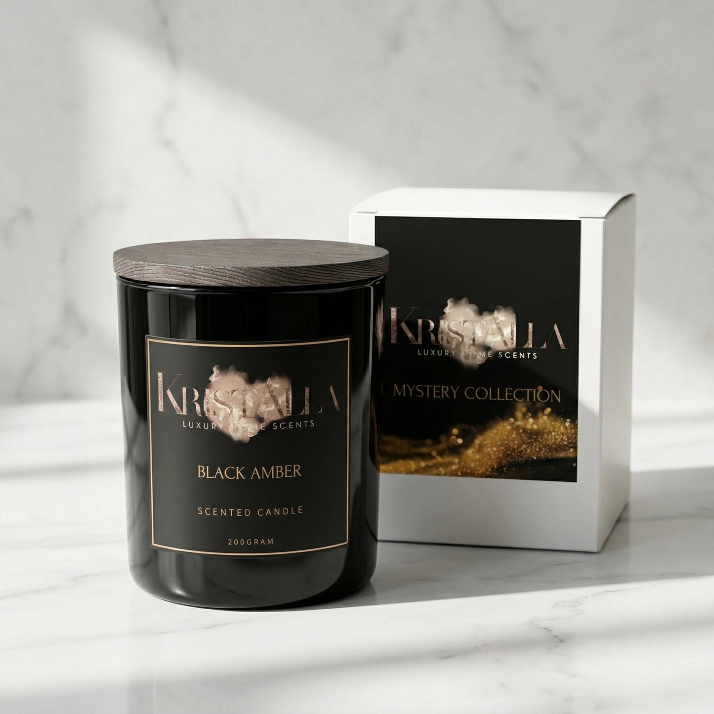 Premium Duftkerze Black Amber von Kristalla im schwarzen Glas mit Holzdeckel und edler Verpackung