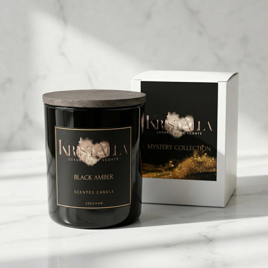Premium Duftkerze Black Amber von Kristalla im schwarzen Glas mit Holzdeckel und edler Verpackung