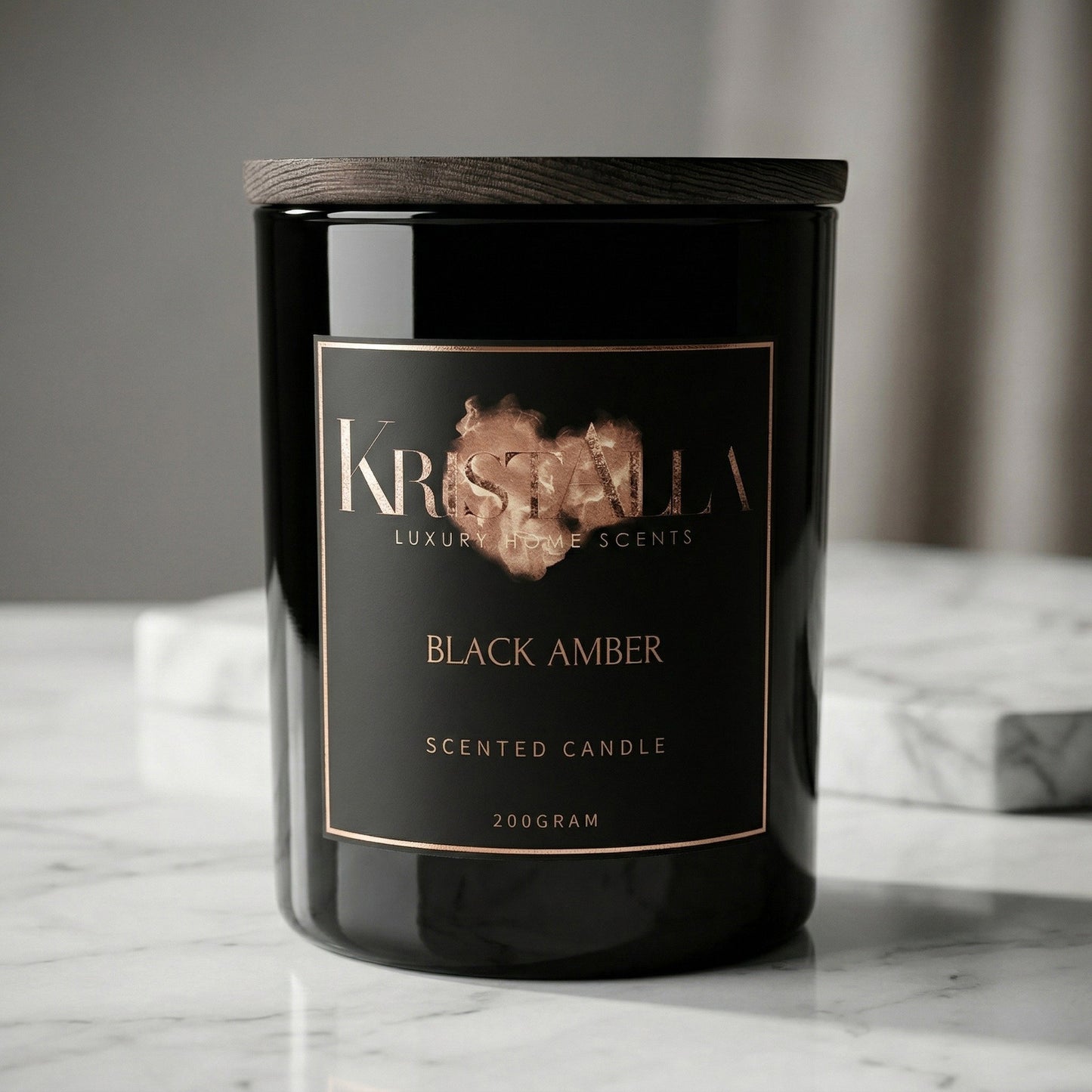 Nahaufnahme der Premium Duftkerze Black Amber von Kristalla im schwarzen Glas mit Holzdeckel
