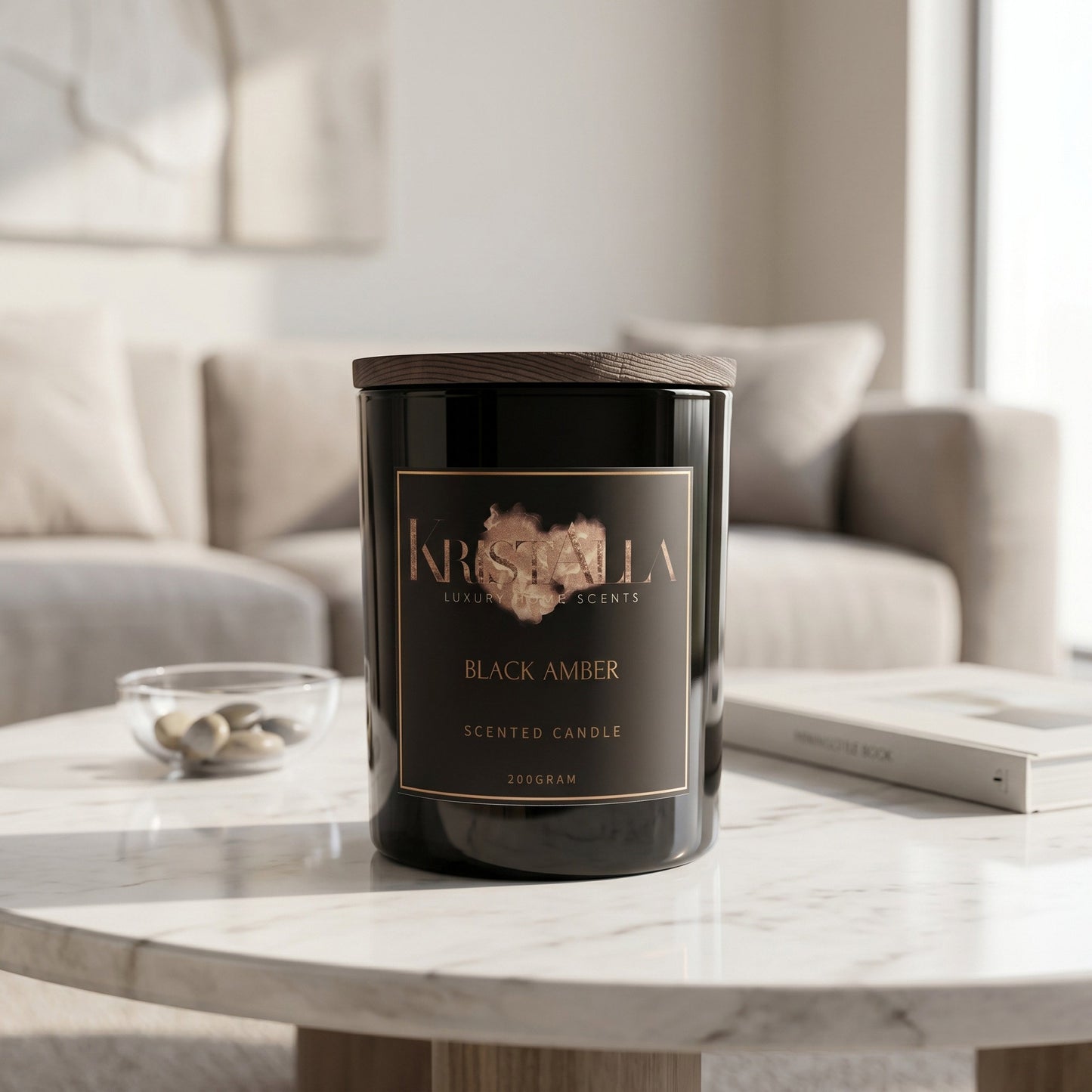 Premium Duftkerze Black Amber von Kristalla auf weißem Marmortisch in einem stilvollen, warmen Wohnzimmer