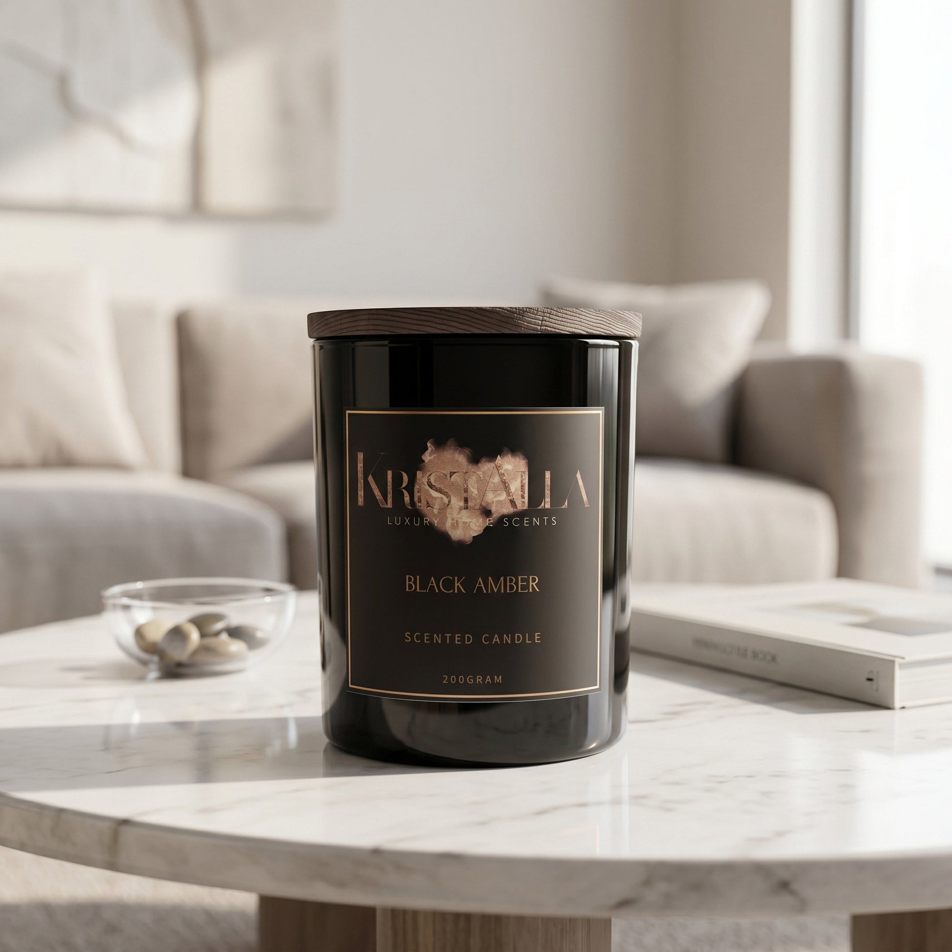 Premium Duftkerze Black Amber von Kristalla auf weißem Marmortisch in einem stilvollen, warmen Wohnzimmer