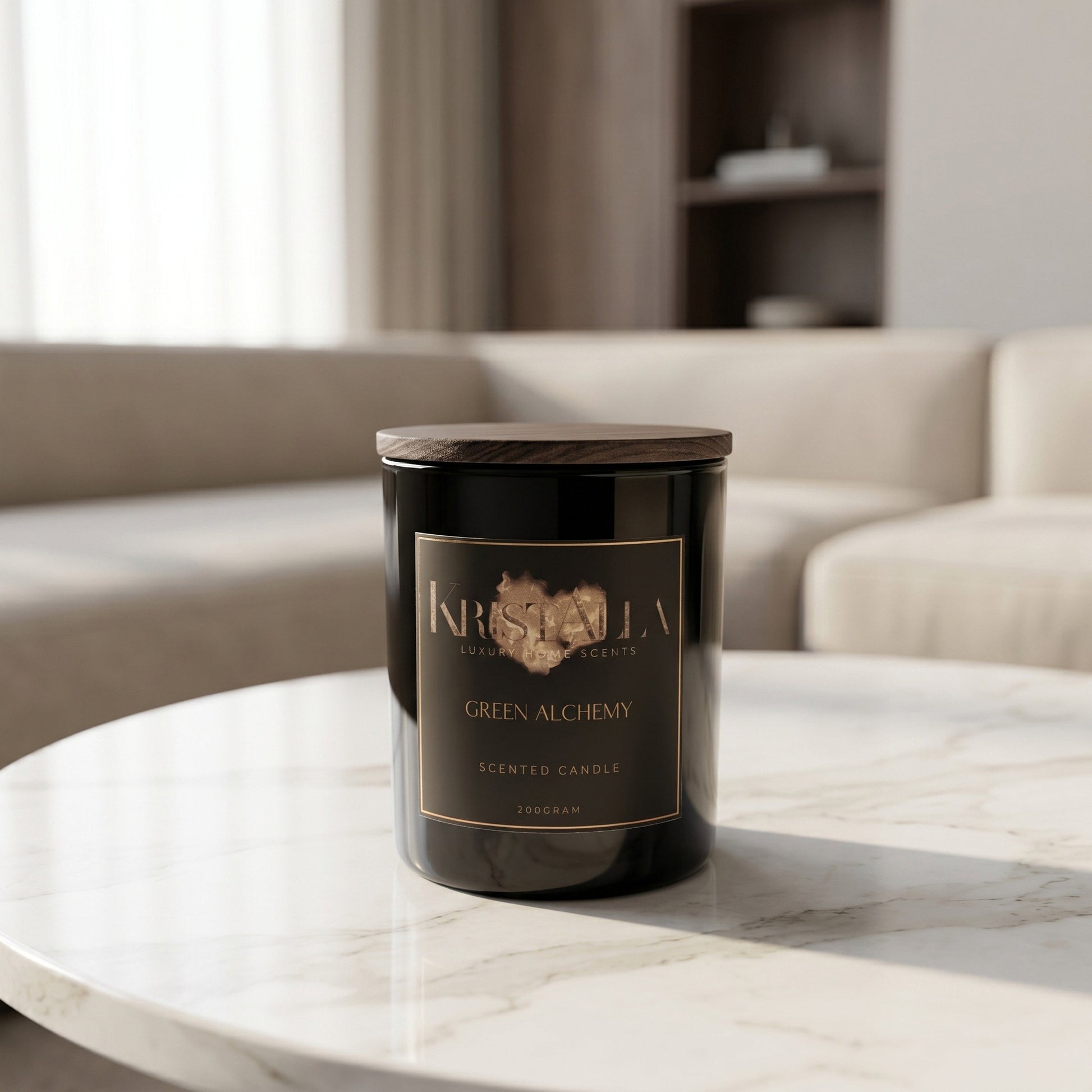 Premium Duftkerze Green Alchemy von Kristalla auf weißem Marmortisch in einem stilvollen, warmen Wohnzimmer