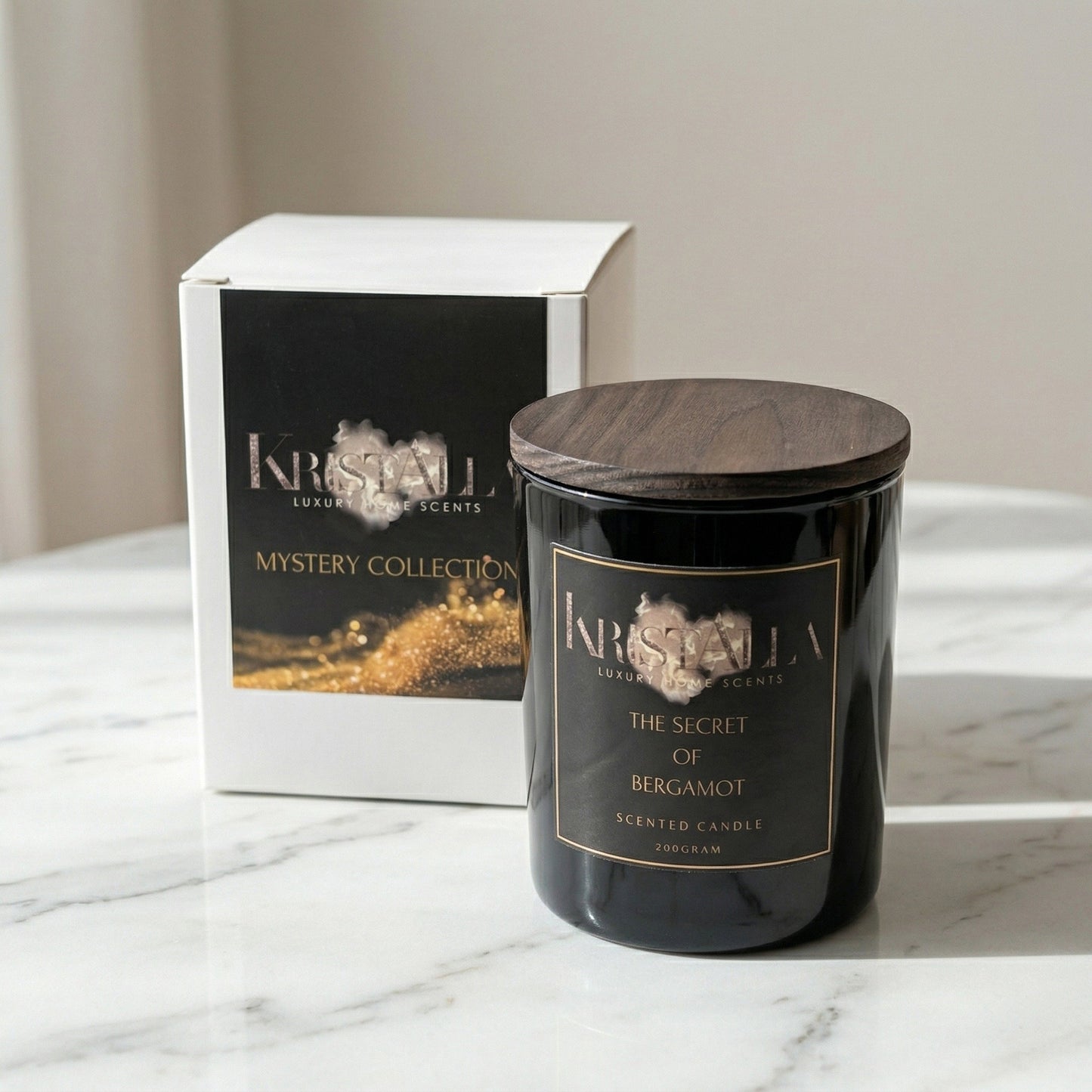 Premium Duftkerze The Secret Of Bergamot von Kristalla im schwarzen Glas mit Holzdeckel und edler Verpackung