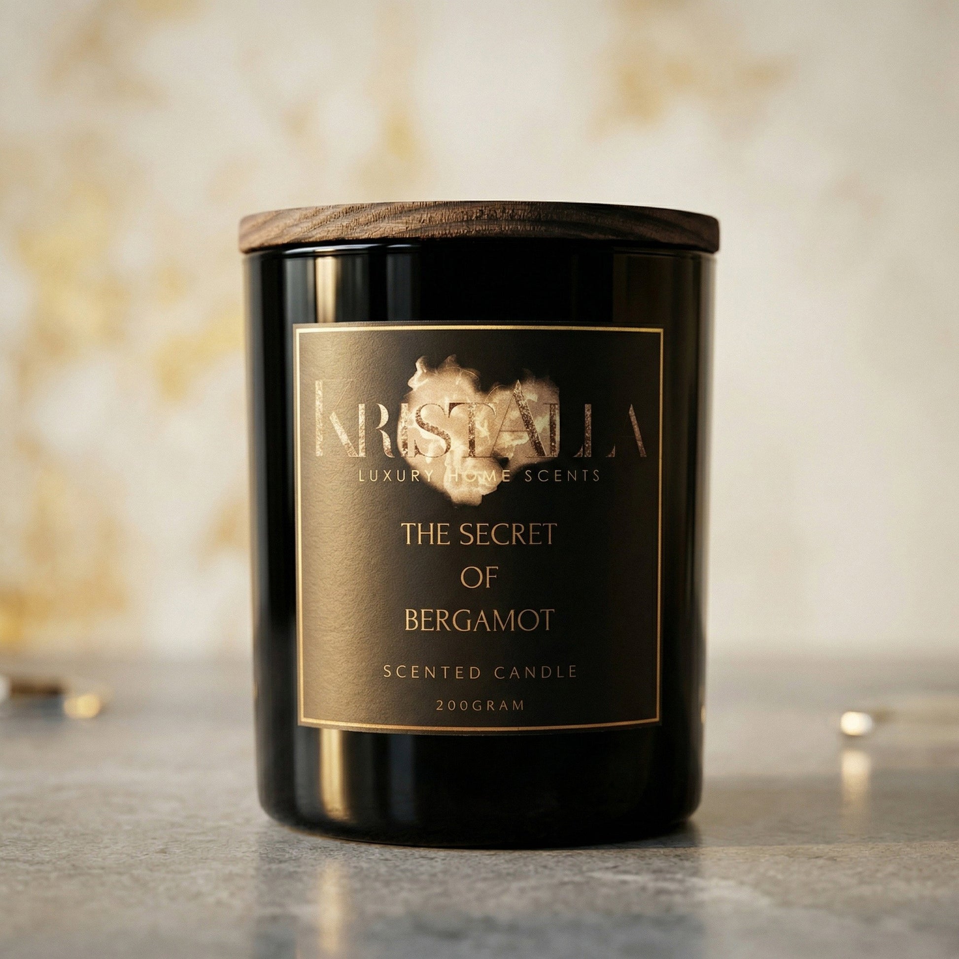 Nahaufnahme der Premium Duftkerze The Secret of Bergamot von Kristalla im schwarzen Glas mit Holzdeckel