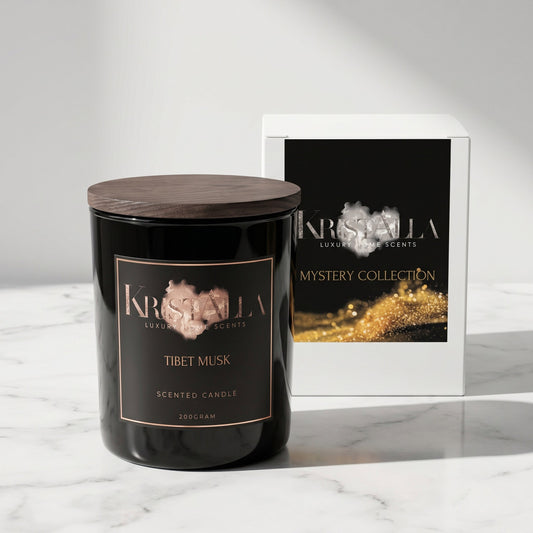 Premium Duftkerze Tibet Musk von Kristalla im schwarzen Glas mit Holzdeckel und edler Verpackung