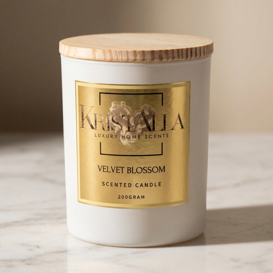 Nahaufnahme der Premium Duftkerze Velvet Blossom von Kristalla im weißen Glas mit Holzdeckel
