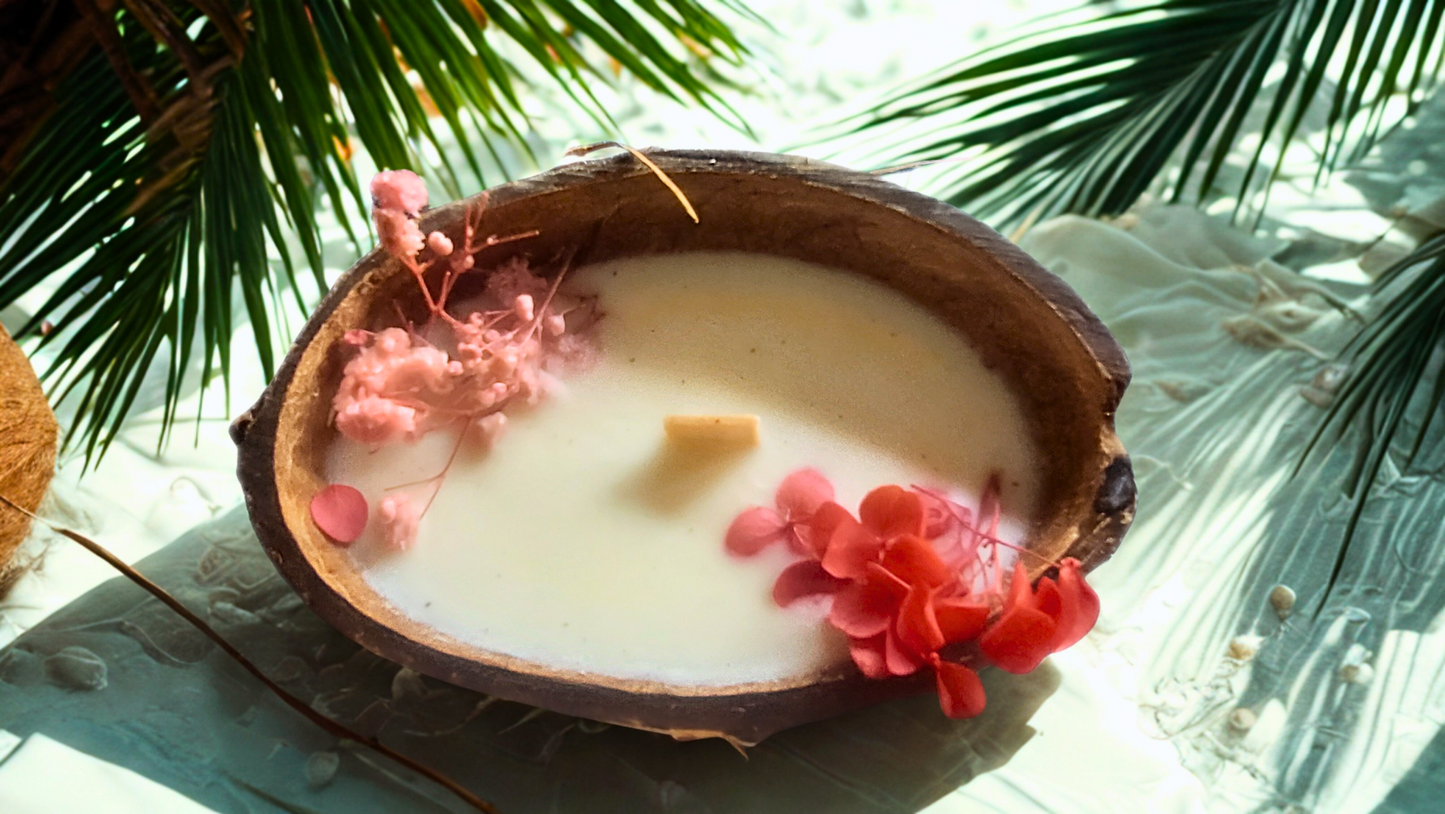 Coco Bloom - Duftkerze in einer natürlichen Kokosnussschale mit Blumendekoration